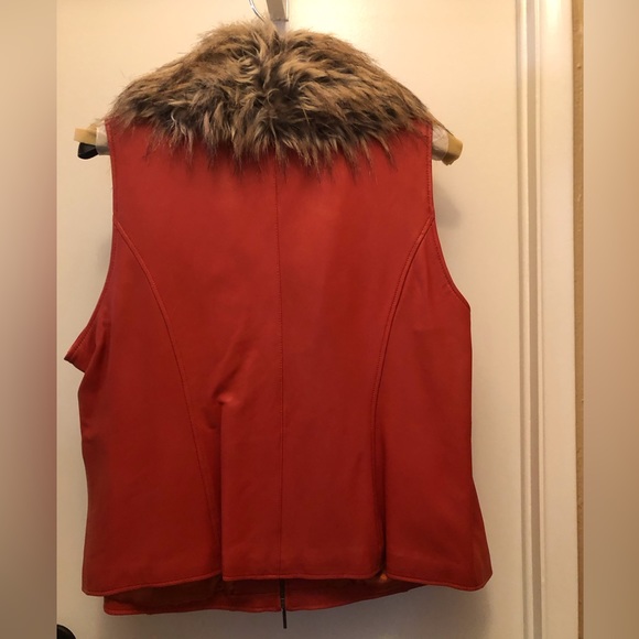 Genuine leather vest w/faux fur collar by Terry Lewis - Picture 2 of 5